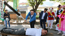 천년 나주목읍성문화 축제 나주시장이 행사장의 한쪽에 마련된 곤장 체험장에서 곤장을 들고 곤장을 내리치는 모습을 시연하고 있다