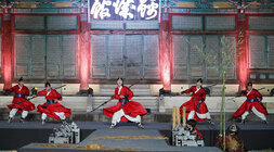 나주 문화유산 야행 금성관 앞 무대에서 검술단이 공연을 펼치는 모습