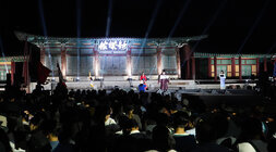 나주 문화유산 야행 나주시장의 축사 모습과 참석자들의 앉아 있는 모습 금성관이 뒷배경으로 보인다