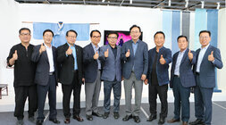 2024 강남페스티벌 나주천연염색 패션전 나주시장과 정관채 천연염색장이 재경나주시향우회장 및 회원분들과 행사장에서 엄지손을 치켜세우며 기념촬영을 하고 있는 모습