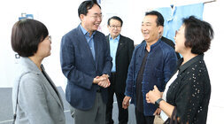 2024 강남페스티벌 나주천연염색 패션전 나주시장이 패션전 행사장에서 정관채 천연염색장과 여성 관계자 한분과 웃으며 대화를 나누는 모습