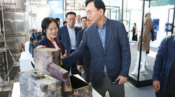 2024 강남페스티벌 나주천연염색 패션전 나주시장이 전시장의 미니 여행가방을 살펴보고 있는 모습