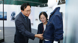 2024 강남페스티벌 나주천연염색 패션전 나주시장이 마네킹에 걸쳐진 천연염색 옷을 손을로 만지며 살펴보고 있는 모습