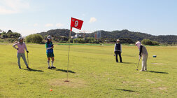 나주시장배 광주 전남 파크골프 대회 파크골프장 9번홀 근처에서 여성 참가자가 퍼팅을 하고 있는 모습