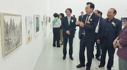 한국창조미술협회 전국회원 및 중진작가 초대전 나주시장이 전시장의 작품을 보며 이야기를 하고 있는 모습