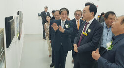 한국창조미술협회 전국회원 및 중진작가 초대전 나주시장이 전시장의 작품에 대해 남성 관계자로부터 설명을 듣고 있는 모습