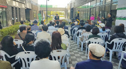 한국창조미술협회 전국회원 및 중진작가 초대전 나주시장의 축사모습과 참석자들의 앉아 있는 뒷모습