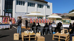 페어리플레이 로컬 양조장 개소식 나주시장의 축사모습과 참석자들의 모습 축사를 하고 있는 나주시장 뒷편에 양조장 모습이 보인다