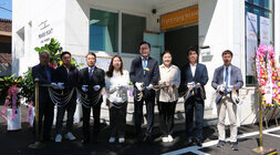 페어리플레이 로컬 양조장 개소식 나주시장과 양조장 대표, 관계자들이 테이프컷팅식을 하고 있는 모습