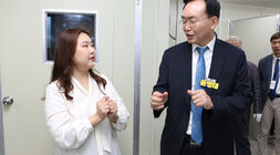 페어리플레이 로컬 양조장 개소식 나주시장이 양조장 내부 라운딩을 하며 양조장 여성 대표와 대화를 나누는 모습