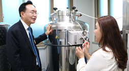 페어리플레이 로컬 양조장 개소식 나주시장이 양조장 내부 시설에서 양조 기계에 대해 양조장 대표에게 설명을 듣고 있는 모습