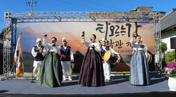 타오르는 강 문학관 개관식 무대 위에서 나주시립국악단이 공연을 펼치고 있는 모습