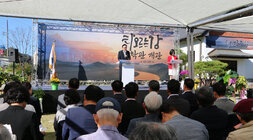 타오르는 강 문학관 개관식 나주시장의 축사모습과 참서자들의 뒷모습