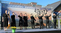 타오르는 강 문학관 개관식 나주시립 합창단의 공연 모습