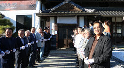 타오르는 강 문학관 개관식 나주시장과 내빈 관계자들이 문확관 현판식을 하고 있는 모습