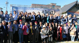 타오르는 강 문학관 개관식 나주시장과 대표 작가, 참석 내빈, 관계자 등 참석자 전체 화이팅을 하며 기념촬영을 하고 있는 모습