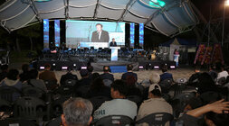 제9회 나주공연 예술제 나주시장의 축사모습과 참석자들의 뒷모습