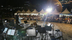 제9회 나주공연 예술제 축사를 하고 있는 나주시장 뒷편에서 촬영한 모습 참석자들의 앞모습이 보인다