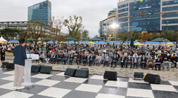 제10회 빛가람 페스티벌 개막식 축사를 하고 있는 나주시장의 뒷모습과 참석자들이 앉아 있는 앞모습 