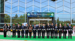 산림바이오 혁신성장 거점사업 준공식 전남도지사, 나주시장 및 주요 내빈이 테이프 컷팅식에 앞 서 기념촬영을 하고 있는 모습