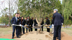 산림바이오 혁신성장 거점사업 준공식 전남도지사, 나주시장 및 주요 내빈이 기념식수 전 기념촬영을 하고 잇는 모습