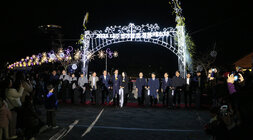 빛가람 빛 정원 페스타 - 남도 주류페스타 나주시장과 배우자 및 내빈이 빛 페스타를 알리는 점등식을 진행하고 있는 모습