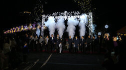 빛가람 빛 정원 페스타 - 남도 주류페스타  나주시장과 배우자 나주시의회 부의장 및 내빈들이 빛 페스타 점등식을 진행하는 모습