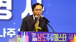 빛가람 빛 정원 페스타 - 남도 주류페스타  나주시장의 환영사 모습 근접촬영