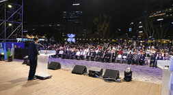 빛가람 빛 정원 페스타 - 남도 주류페스타 무대 우측 뒷편에서 촬영한  나주시장의 환영사 모습과 참석자들이 앉아 있는 앞모습 