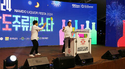 빛가람 빛 정원 페스타 - 남도 주류페스타  주류 페스타 ㄱ관련 공연을 선보이고 있는 남성 2명의 모습