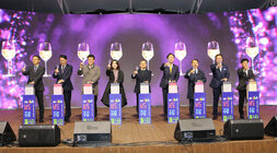 빛가람 빛 정원 페스타 - 남도 주류페스타  나주시장과  내빈들이 퍼포먼스를 무대 위에서 진행하고 잇는 모습