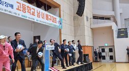 나주시배구협회장배 고등학교 남녀 배구대회 나주시장과 내빈들이 배구공을 들고 참석자와 참석 선수들 쪽을 향해 공을 던지고 있는 모습