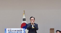 나주시배구협회장배 고등학교 남녀 배구대회 나주시장이 단상 옆에 서서 마이크를 잡고 축사를 하고 있는 모습