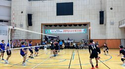 나주시배구협회장배 고등학교 남녀 배구대회 선수들이 배구 코트장에서 시범 경기를 펼치고 있는 모습