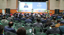 제29회 농업인의 날 기념행사 나주시장의 축사 모습과 참석자들의 뒷모습 정면