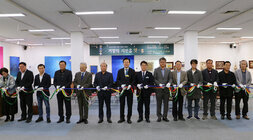 명인 명장 기획전 오픈식 나주시장ㅇ과 나주시의회 의장, 명인 명장 4명 및 내빈들이 테이프 컷팅식을 진행하고 있는 모습