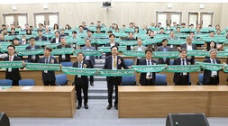 제2회 전남 에너지산업의 날 기념행사 나주시장과 참석 내빈 및 참석자 전체 자리에 서서 대한민국 에너지 수도라고 적힌 긴 수건을 들고 퍼포먼스를 벌이고 있는 모습