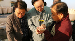 세지면, 왕곡면 수매현장 방문 나주시장과 세지면 농민이 미곡을 살펴보고 있는 모습