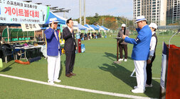 제25회 나주시장기 게이트볼대회 나주시장이 게이트볼 남, 녀 대표자에게 선서를 받고 있는 모습