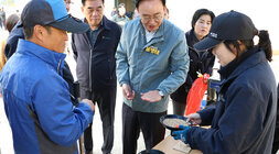 금천면, 산포면 수매현장 방문 나주시장이 금천면 현장에 방문하여 여성 품질관리원이 검사한 쌀을 함께 살펴보고 있다