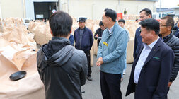 금천면, 산포면 수매현장 방문  나주시장이 산포농협 조합장과 톤백을 바라보고 있는 모습