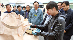금천면, 산포면 수매현장 방문 산포현장을 찾은 나주시장이 남성 품질관리원의 검사를 지켜보고 있는 모습