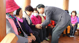 왕곡 방축 마을만들기 사업 준공식 나주시장이 여성 어르신과 악수를 나누는 모습