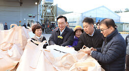 봉황농협 APC 수매현장 방문 나주시장과 여성 농민 마을 지아이 톤백의 미곡을 살표 보고 있는 모습