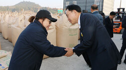 반남, 동강 농협 수매현장 방문 나주시장이 동강면 수매현장을 방문하여 여성 품질 관리원가 악수를 나누는 모습