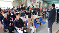 문평면 용문사랑공동체 발표회 인사말을 하고 있는 나주시장의 뒷편에서 촬영한 모습 참석자들의 앉아 있는 앞모습이 보인다