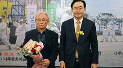 나준문화원의 날 기념식 나주시장이 시상을 받은 남성분과 기념촬영을 하고 있는 모습