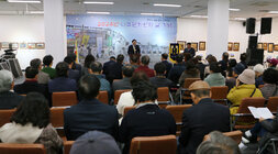 나준문화원의 날 기념식 나주시장의 축사모습과 참석자들의 앉아 있는 뒷모습