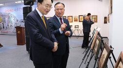 나준문화원의 날 기념식 행사장에 전시된 작품을 보며 나주문화원장이 나주시장에게 설명을 하고있는 모습