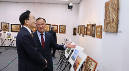 나준문화원의 날 기념식 행사장에 전시된 작품에 대해 나주문화원장이 설명을 하고 있고 나주시장이 듣르며 작품을 바라보고 있는 모습